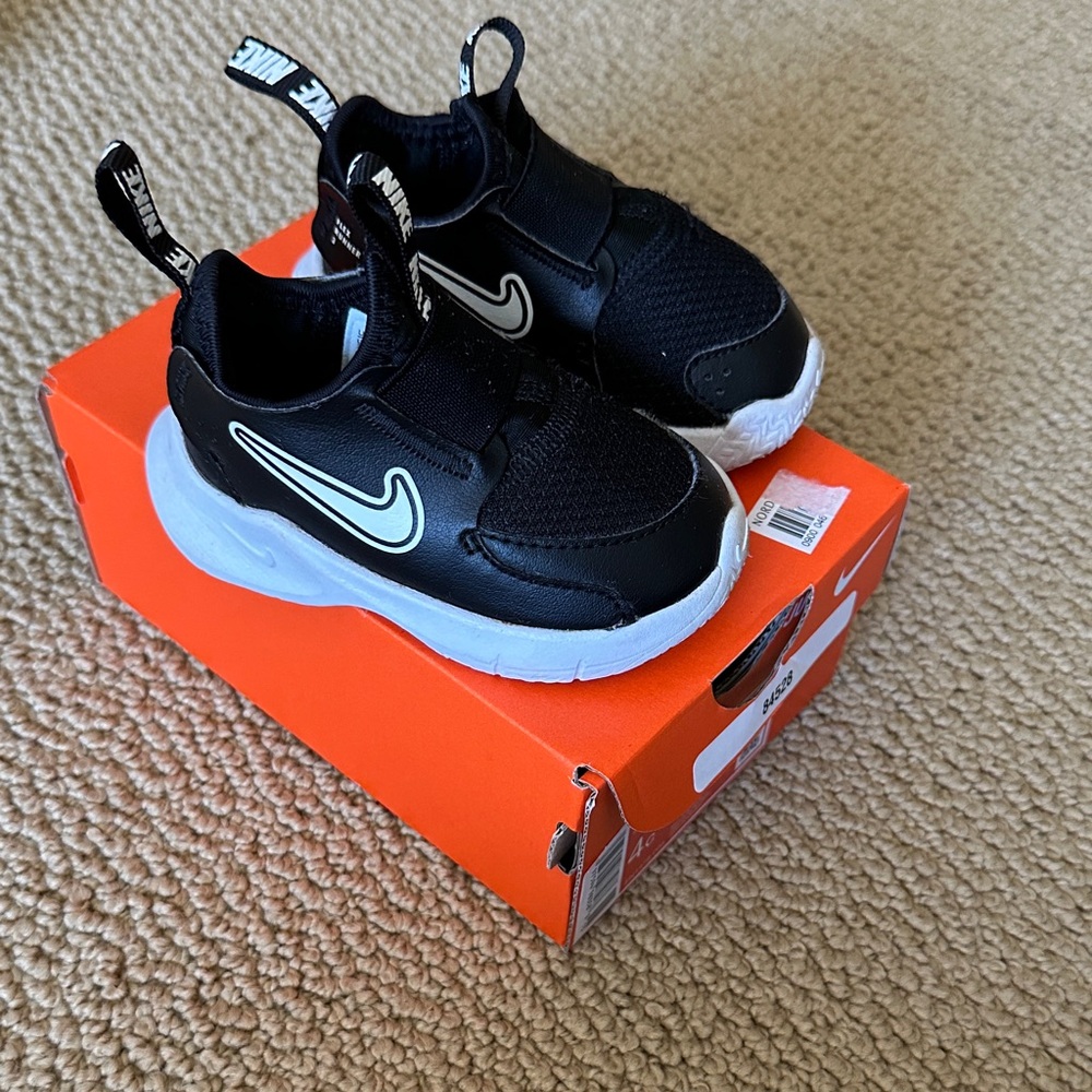 Nike FLEX RUNNER 3  Size 4c